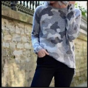 ATHLETA soft wool/ alpaca blend gray camouflage pull on Crewneck sweater. Sz S